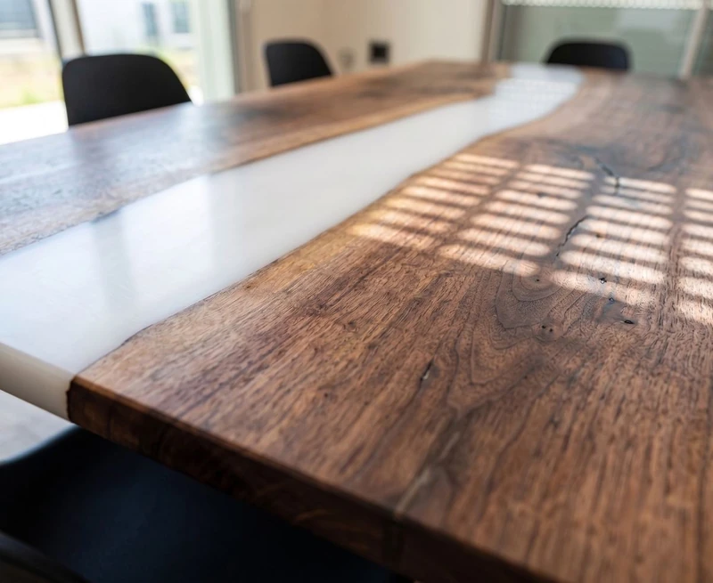 Bordo vivo in noce e resina bianca, dettaglio ravvicinato — Bianco Ghiaccio di Wood Riviera