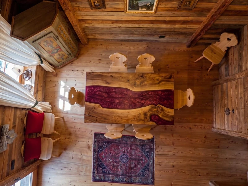 Piano in noce e resina rossa visto dall’alto — Ampezzo di Wood Riviera