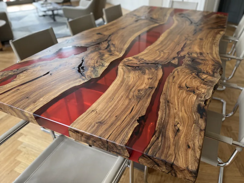 Piano in noce a bordo vivo e resina rosso scuderia, dettaglio — Scuderia di Wood Riviera