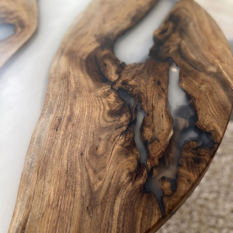 Piano tavolo in legno e resina bianca, dettaglio ravvicinato — Aurora di Wood Riviera