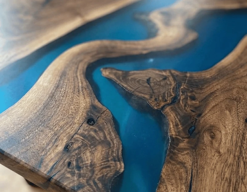 Piano in noce e resina blu, dettaglio ravvicinato — Heart River di Wood Riviera