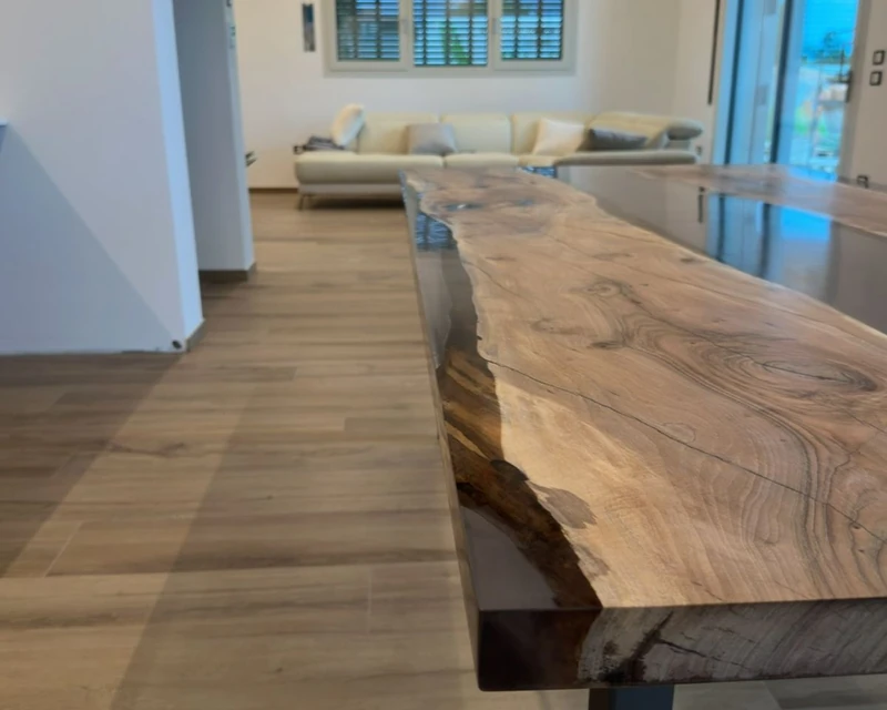 Infinity, tavolo in noce nazionale e resina fumé nero — Wood Riviera