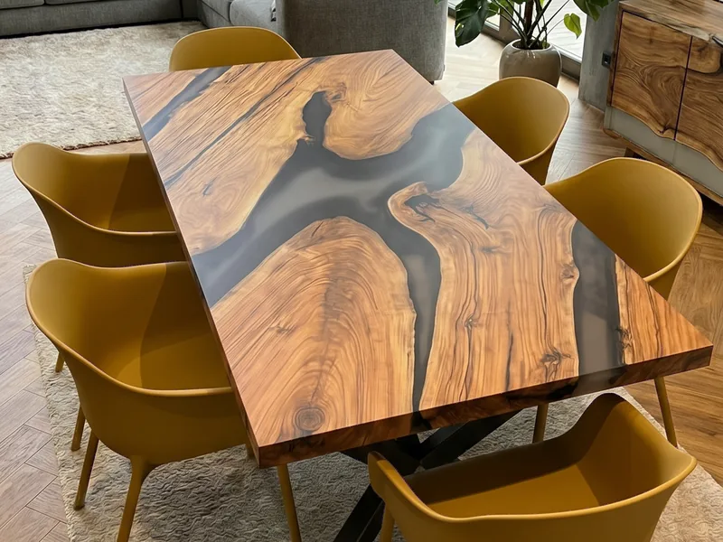 Tavolo da pranzo in castagno e resina grigio fumo in soggiorno — Delta di Wood Riviera