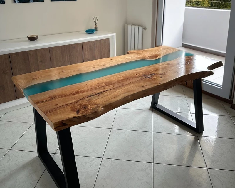 Tavolo da pranzo in legno e resina bordo vivo — Cala Luna di Wood Riviera