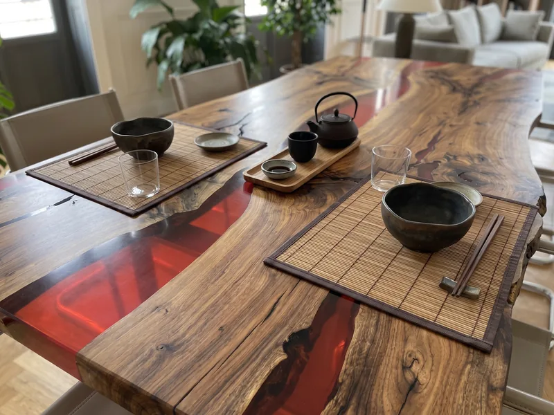 Tavolo da pranzo in noce e resina rosso scuderia apparecchiato — Scuderia di Wood Riviera