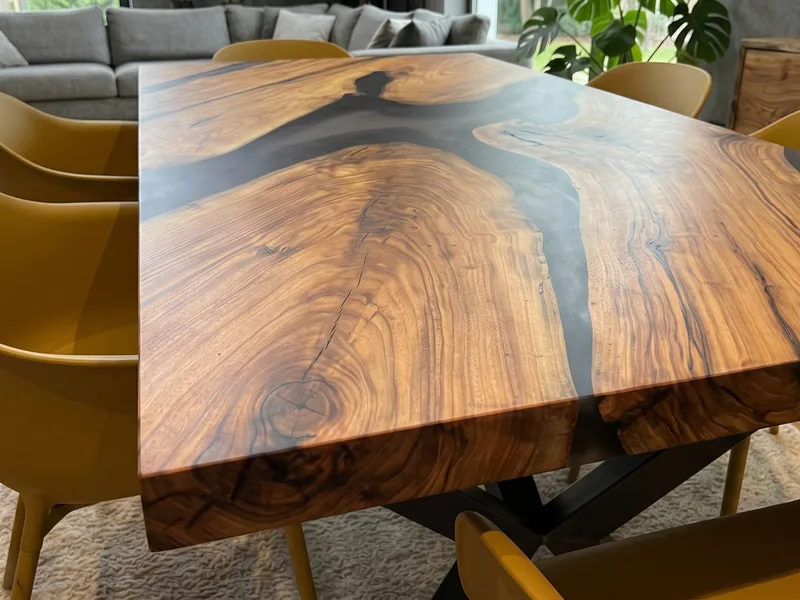 Delta, tavolo in castagno a bordi dritti con fiume di resina grigio fumo e base a stella in metallo nero — Wood Riviera