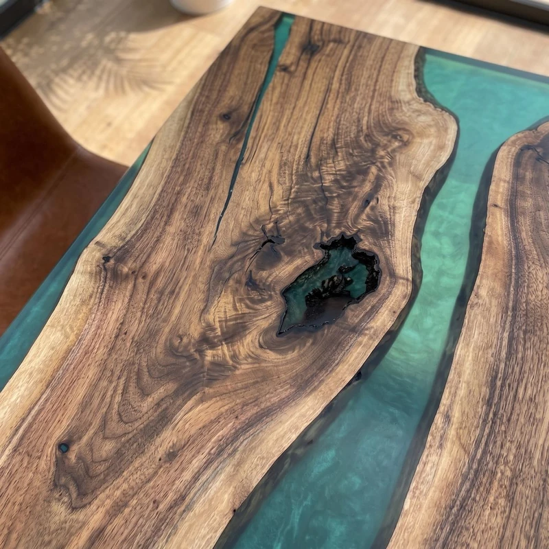 Tavolo in legno e resina epossidica turchese, dettaglio ravvicinato — Laguna di Wood Riviera