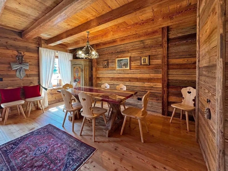 Tavolo in noce e resina rossa in una casa di montagna — Ampezzo di Wood Riviera