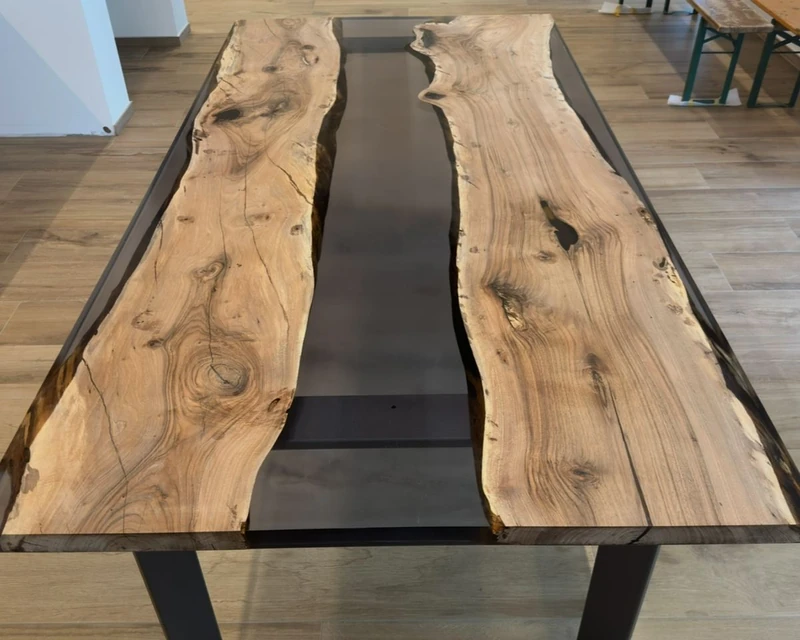 Infinity, tavolo in noce nazionale e resina fumé nero — Wood Riviera
