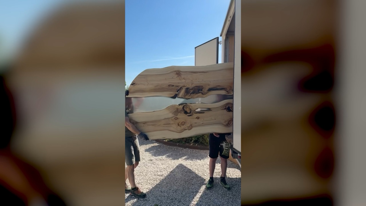 Consegna di un tavolo in legno e resina XXL a Villa Spessa